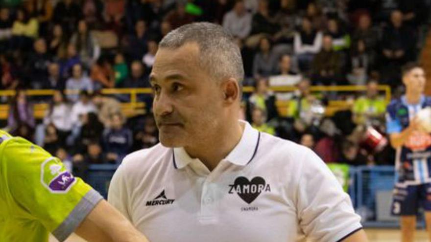 Diego Soto, técnico del Balonmano Zamora Enamora: &quot;Para mí es un debut soñado, los jugadores se han vaciado&quot;