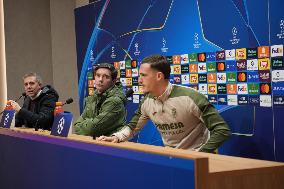 Marcelino García Toral (i), junto con Rafa Marín (d) en la rueda de prensa previa del Villarreal ante el Ajax.