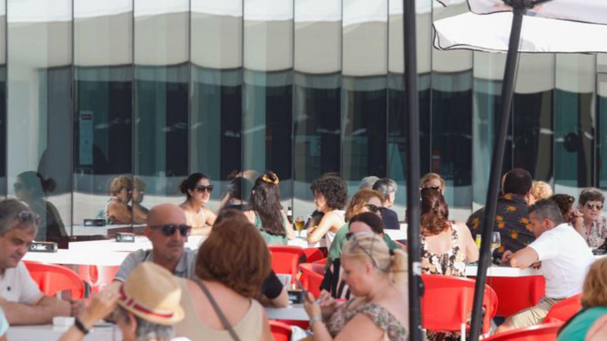 Ambiente en la terraza del Niemeyer