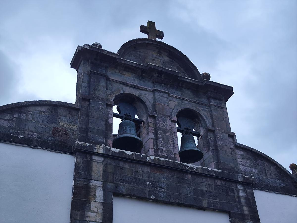 Detalle del campanario del templo.