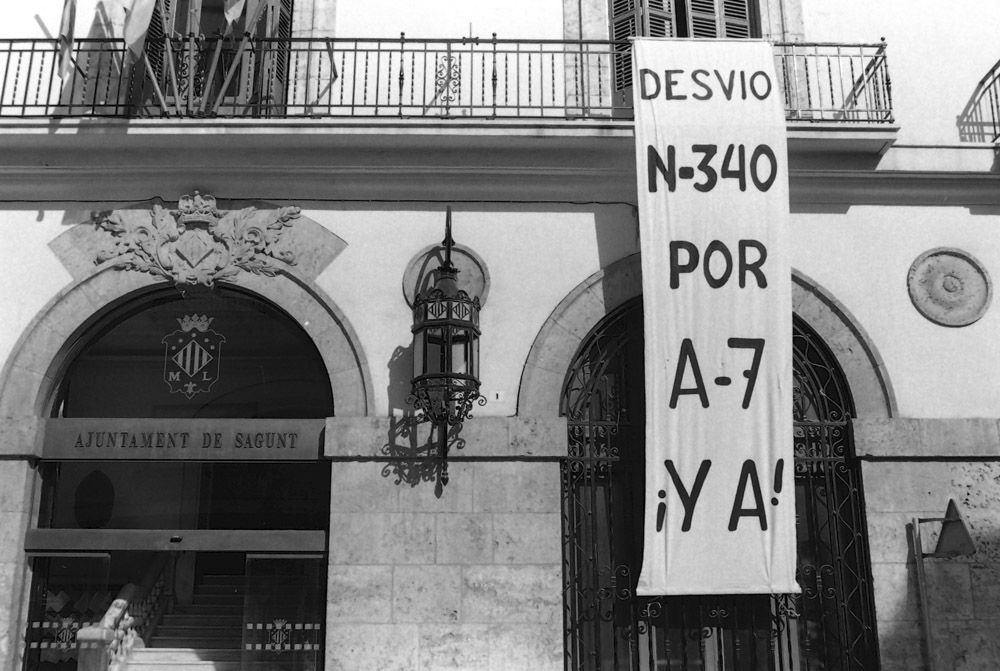 Hace 20 en Sagunt. La Coordinadora per l'alliberament de la A-7 exigía el traslado del peaje, para evitar los continuos accidentes y el paso de 10.000 camiones diarios en la N-340 a su paso por Sagunt.