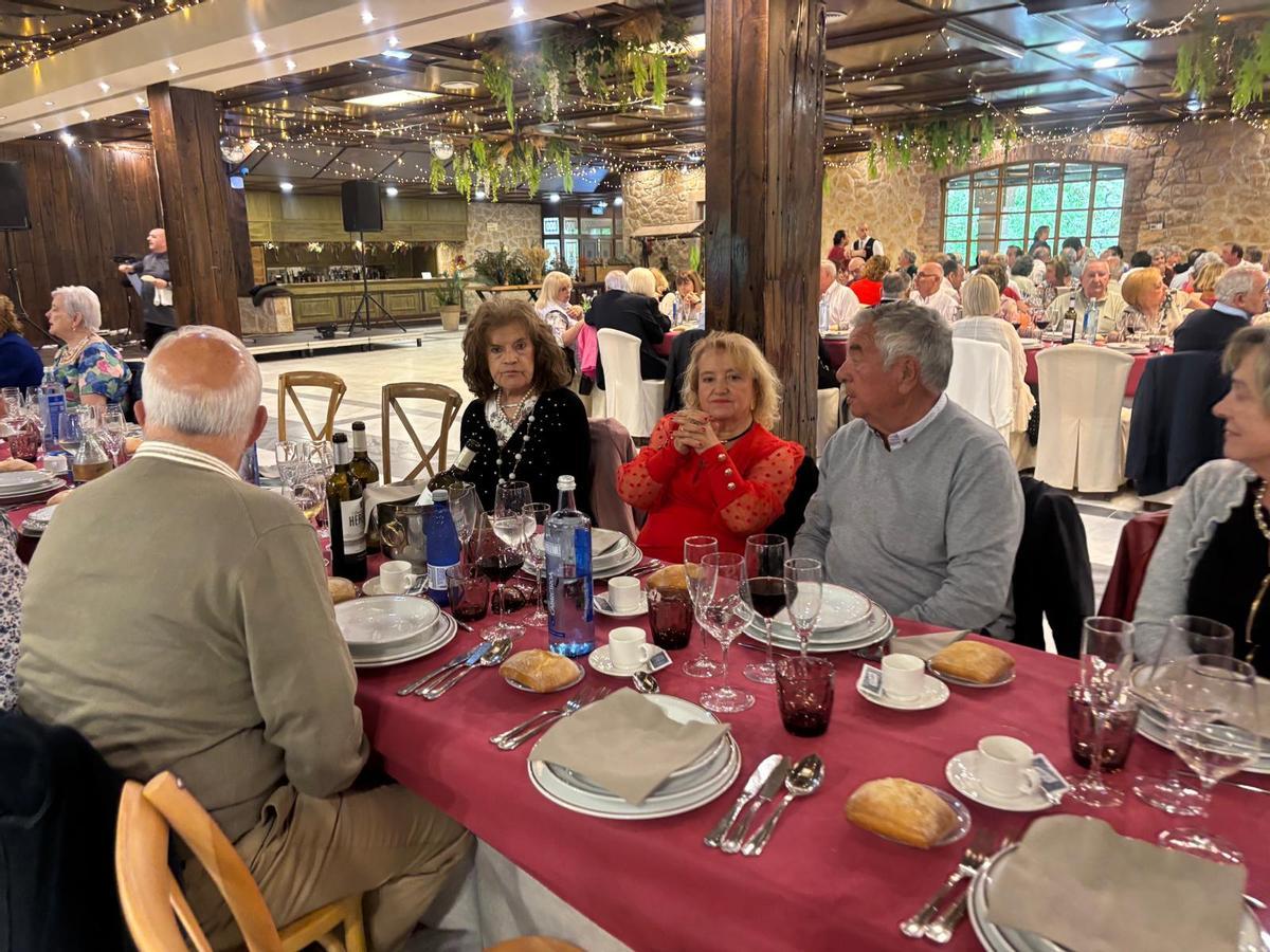 La fiesta de los pensionistas de Lugones para homenajear a su "jubilado mayor" La fiesta de los pensionistas de Lugones para homenajear a su "jubilado mayor"