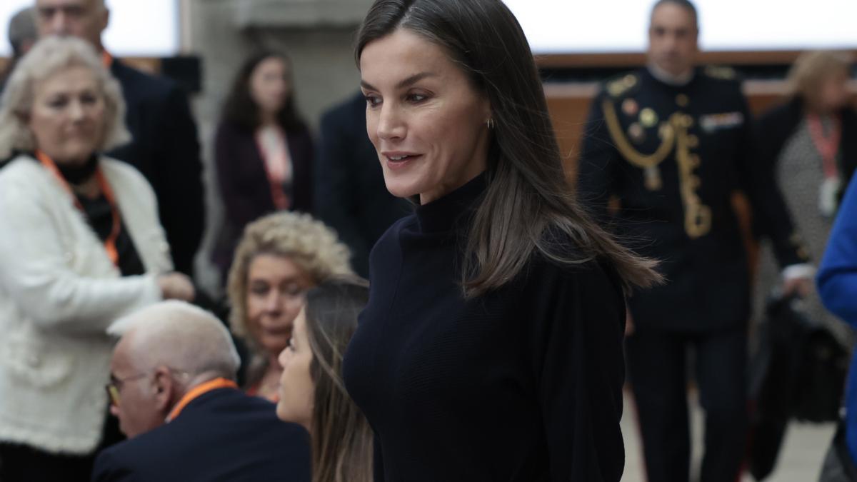 El acertado estilismo de la reina Letizia para su último acto de la semana: vestido de punto de COS y botas altas