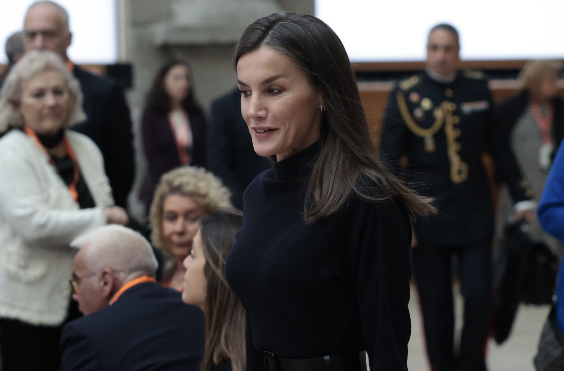 REINA LETIZIA HOY | El acertado estilismo de la reina Letizia para su  último acto de la semana: vestido de punto de COS y botas altas