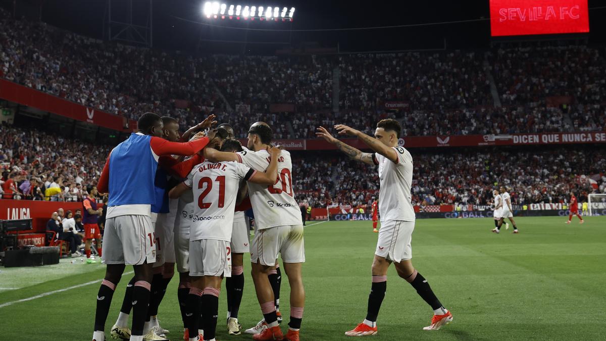 Los jugadores del Sevilla celebran el gol de Youssef En-Nesyri, primero del equipo ante el Mallorca