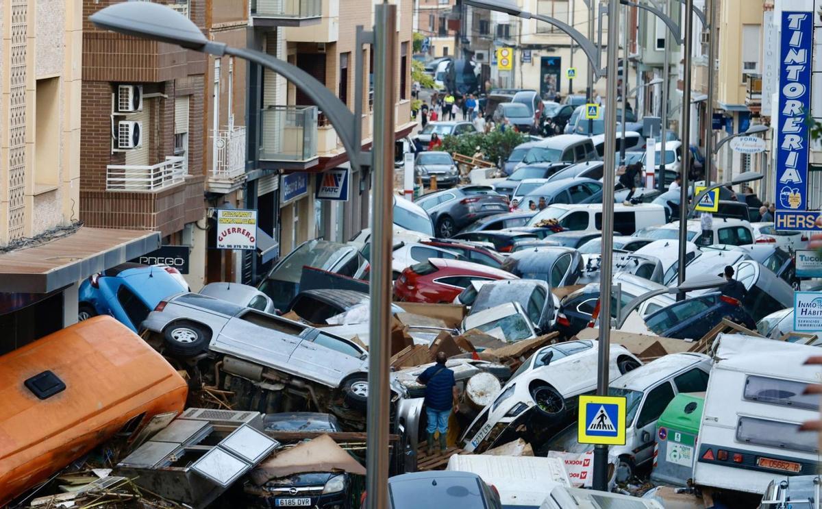 Cinc errors van agreujar el caos en l'emergència de la dana Cinc errors van agreujar el caos en l'emergència de la dana