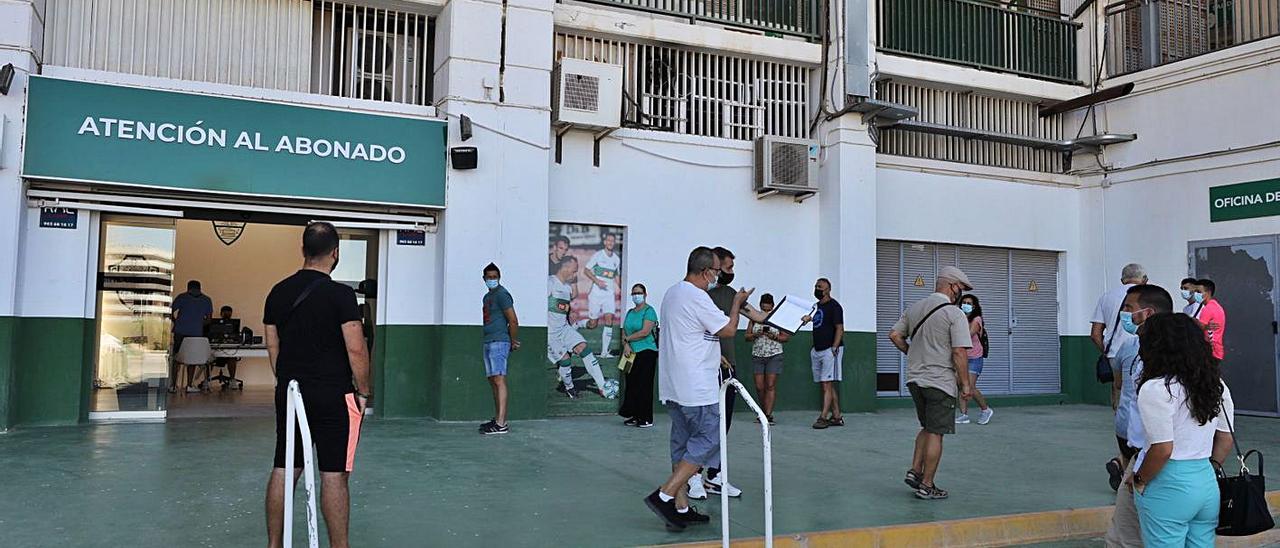 Aficionados haciendo cola para adquirir su abono. |