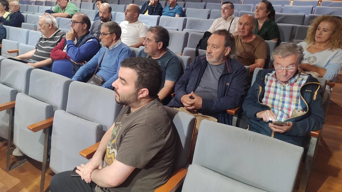 El concejal no adscrito Daniel Chapela y presidente de la asociación de vecinos A Morada de Meiro, el martes en la reunión de la Mancomunidade do Morrazo con los colectivos vecinales.