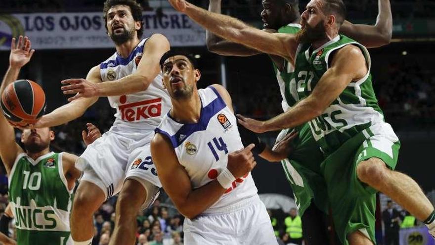 Sergio Llul y Gustavo Ayón ante la defensa del Unics Kazán.