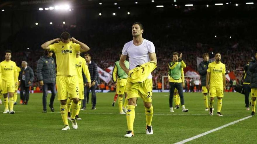Los jugadores del Villarreal se retiran a los vestuarios al finalizar el partido.