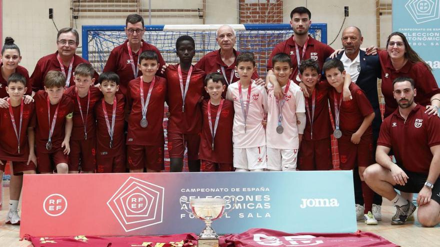 Los jugadores de la selección murciana, tras la entrega de premios.