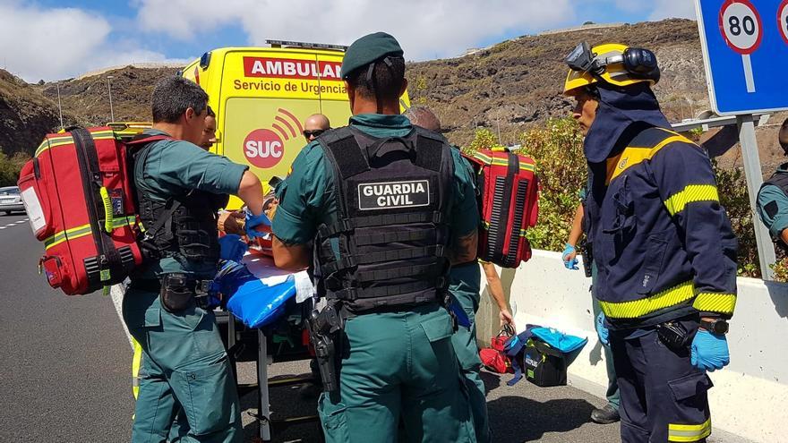 Los bomberos rescatan en estado grave a un hombre tras precipitarse por el Puente de Silva