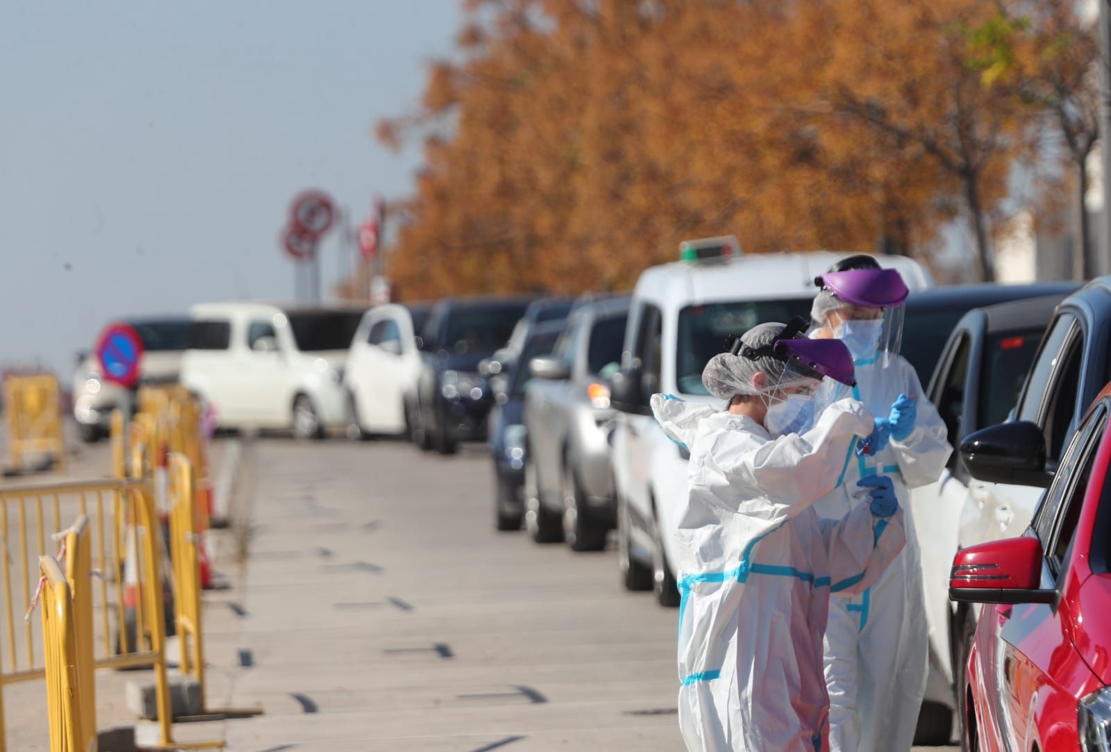 Colas de hasta dos horas para realizarse pruebas PCR en el Hospital La Fe