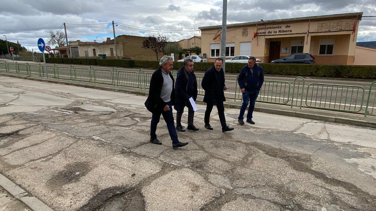 Autoridades y técnicos revisan el estado de la travesía de la N-122 en Fresno de la Ribera