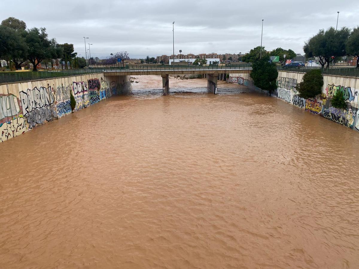 El agua caída discurre con fuerza esta mañana por una de las ramblas de Cartagena