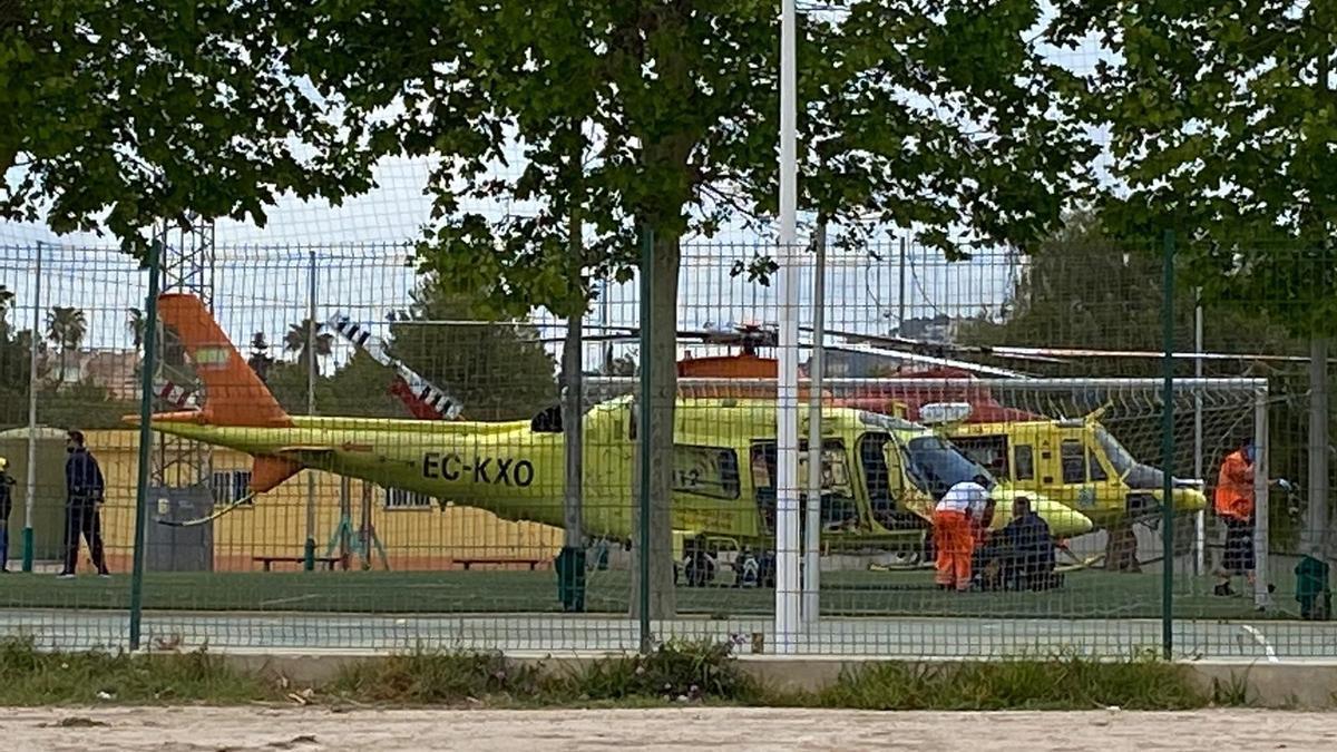Momento en el que se traslada al herido de un helicóptero al otro.