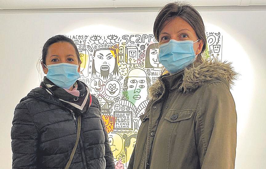 Beatriz Soriano y Catalina Verd junto a una obra de Albert Pinya.