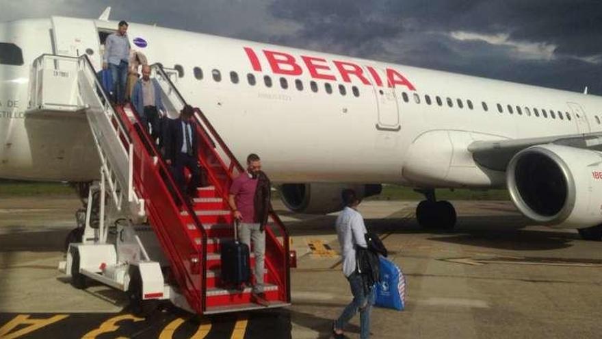 Los viajeros abandonando el avión en el aeropuerto de Vitoria, ayer por la tarde.