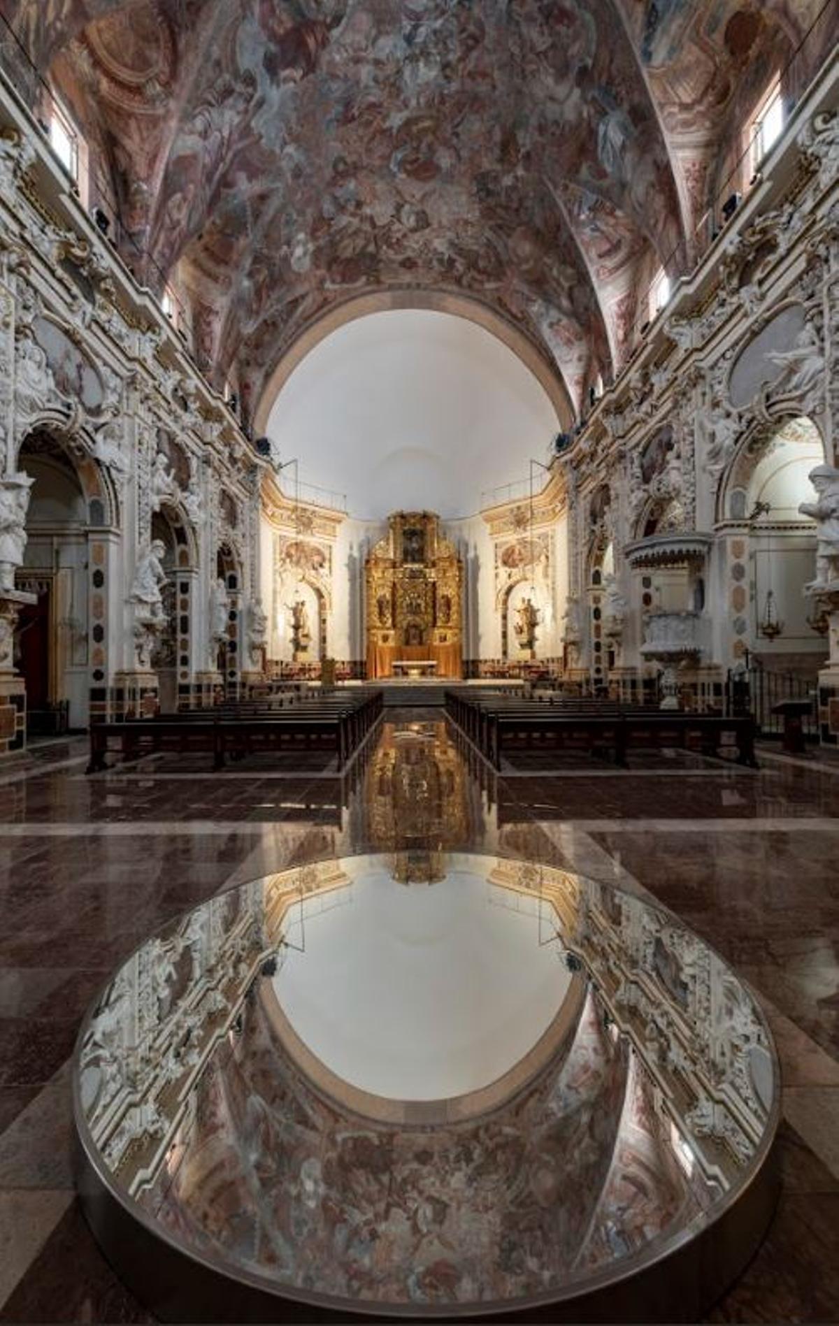 Interior de los Santos Juanes, en la plaza del Mercat, con el espejo circular donde se reflejan los frescos de Palomino y, al fondo, el ábside desnudo