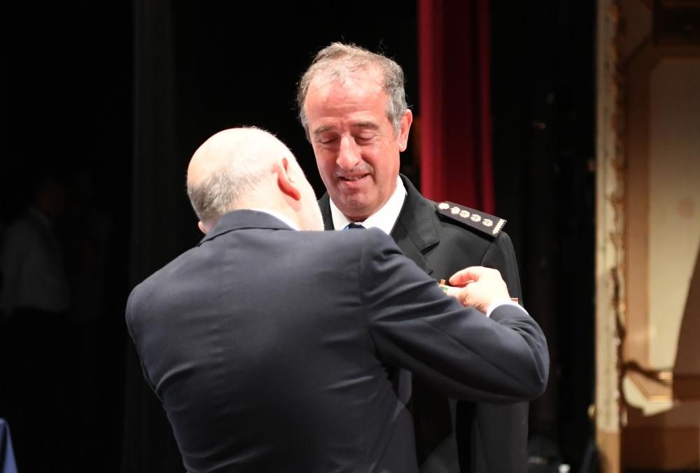 El acto institucional, en el Teatro Rosalía de Castro, ha sido presidido por el Delegado del Gobierno en Galicia.