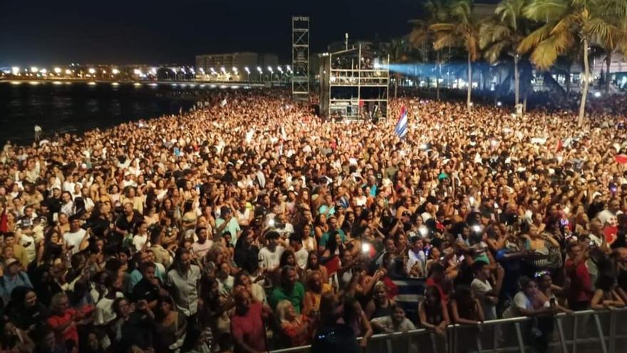 La &#039;gozadera&#039; de más de 60.000 personas en Arrecife con Gente de Zona y los fuegos artificiales