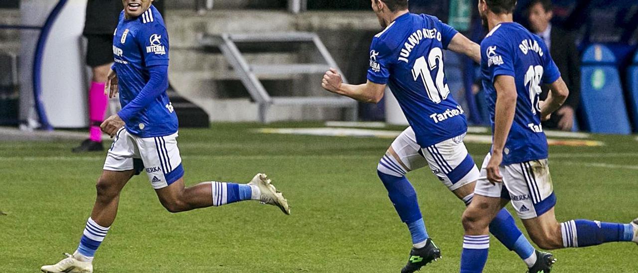 Nahuel celebra su gol ante el Fuenlabrada, junto a Nieto y Christian. | Irma Collín