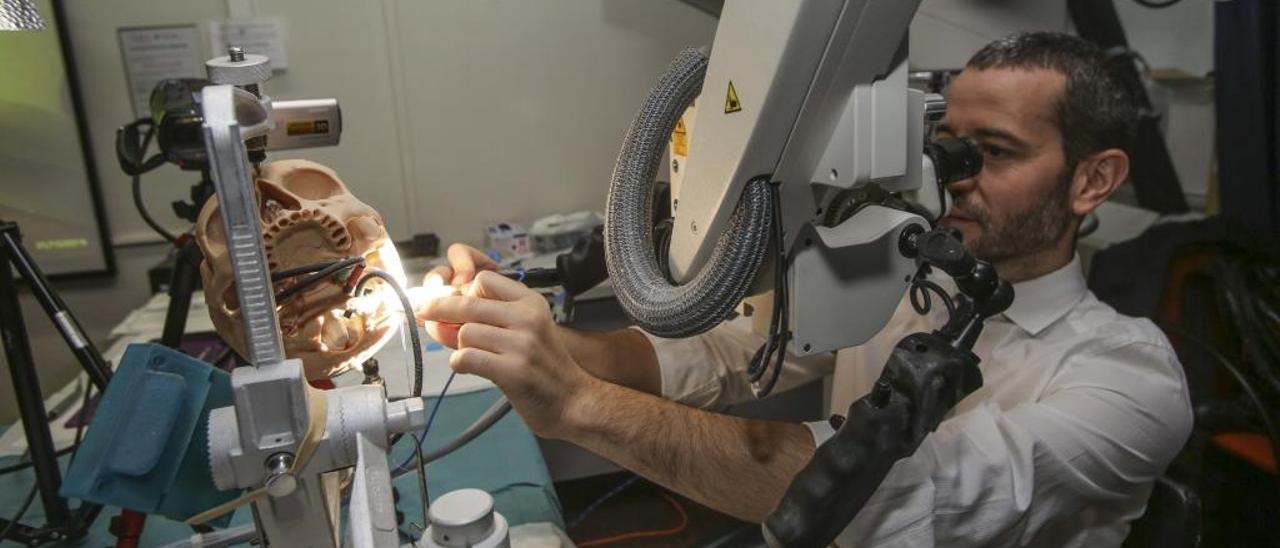 El neurocirujano del Hospital General de Alicante durante la práctica con «3D Neurotrainer», presentado ayer a nivel mundial.