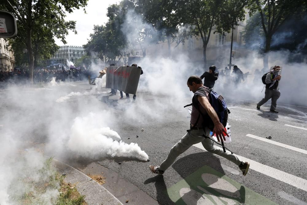 Batalla campal en París por la reforma laboral