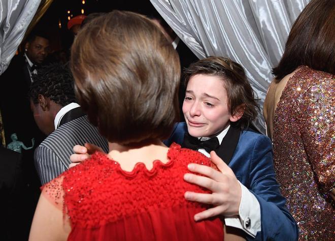 Noah Schnapp y Millie Bobbie Brown se abrazan emocionados