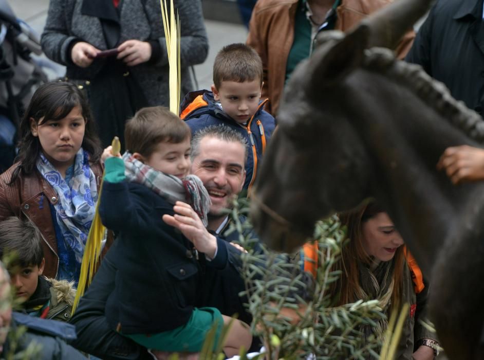 Semana Santa en Pontevedra 2016 | La Burrita recupera el recorrido entre la iglesias de San José y la escalinata de San Francisco