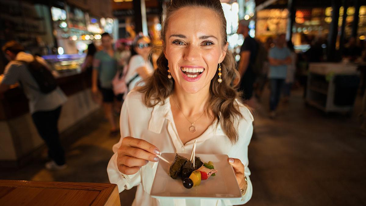 Mujer chica tomando tapas ración bar mercado San Miguel ocio gastronomia comida