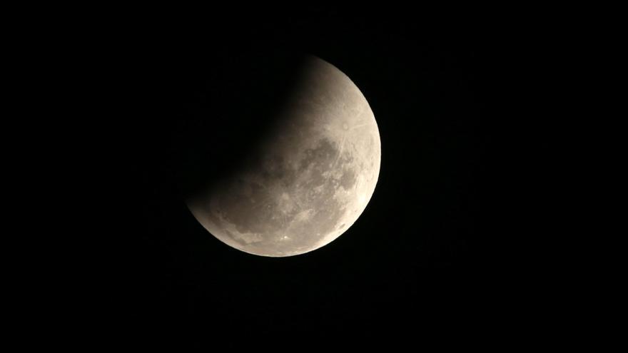 La "superluna" de hoy mostrará un pequeño eclipse parcial de madrugada