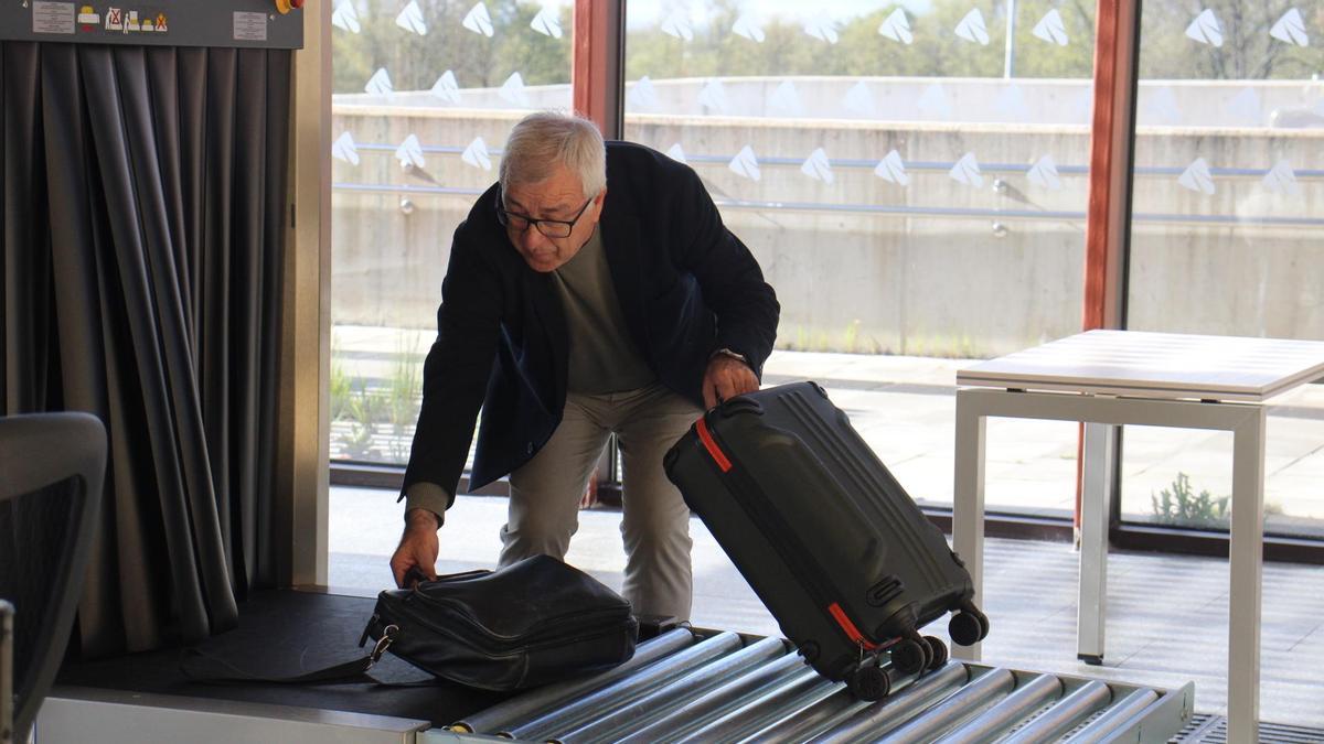 El alcalde de Puebla de Sanabria, tras pasar por el control de equipajes de la estación de Otero.