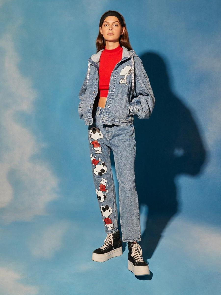 Chaqueta y pantalón, todo en vaquero, de la colección de Snoopy para Bershka