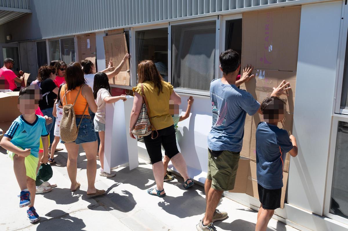 Las familias del CPI Parque Venecia de Zaragoza forran con cartones sus cristaleras para denunciar el calor en las aulas: