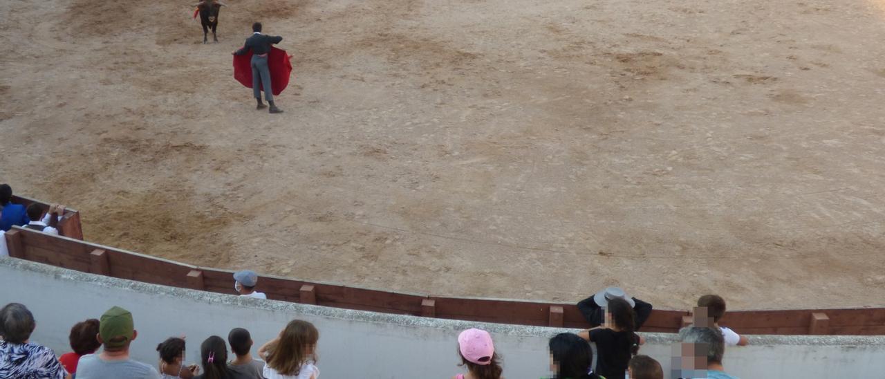 Plaza de toros de Chelva, durante el acto denunciado.