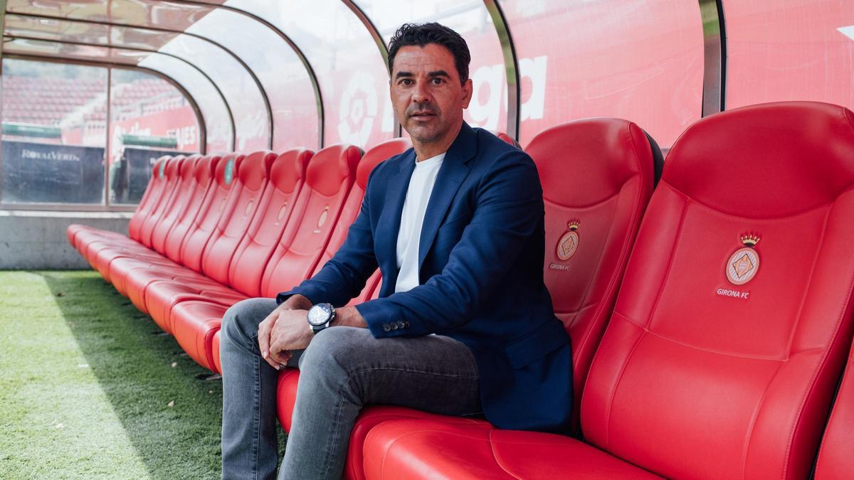 Míchel, en el banquillo de Montilivi tras ser presentado como nuevo técnico del Girona (julio 2021),