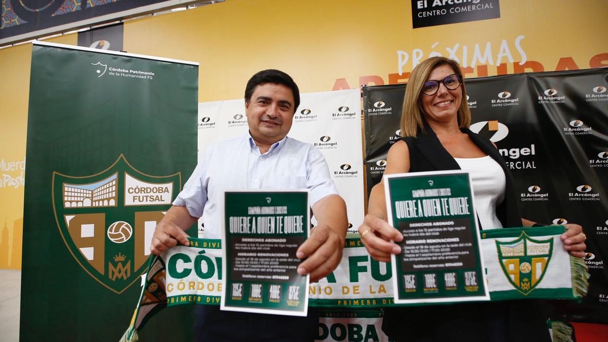 José García Román y Rosario Salas, este martes, en el Centro Comercial El Arcángel durante la presentación de la campaña del Córdoba Patrimonio.