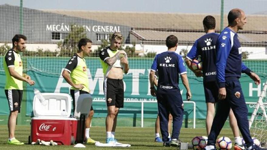 Mandi, durante el entrenamiento de esta mañana, junto a Matilla y Eldin