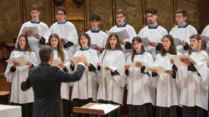 La Escolania de Montserrat estrena su coro mixto y rompe con 700 años de historia masculina
