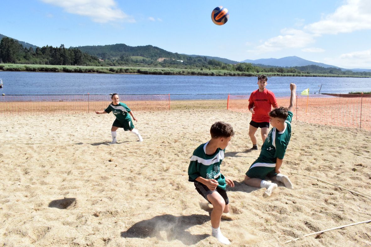 Las Olimpiadas de Aldea hacen de la playa de Vilarello la fusión de deporte y tradición