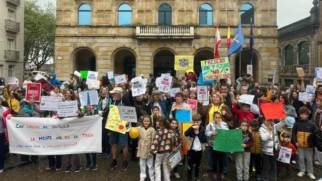 VÍDEO: Reunión entre AMPAs y Moriyón por los comedores escolares
