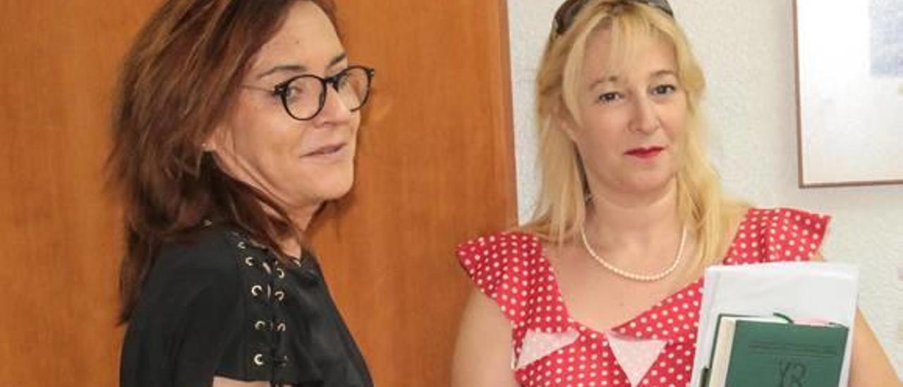 Las ediles Paqui Parra y Pilar Gómez, en un pleno.