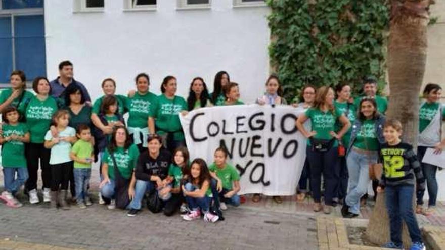 Imagen de la protesta, ayer, ante el colegio Gil Muñiz de Marbella.