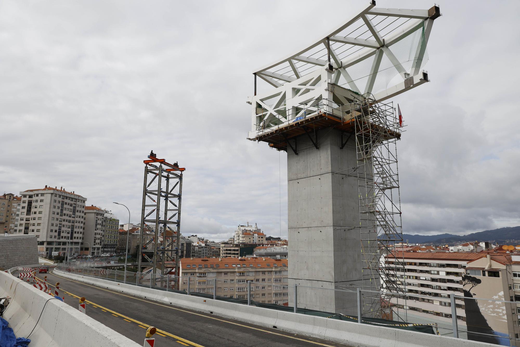 Así avanza el izado del ascensor HALO con su primer segmento