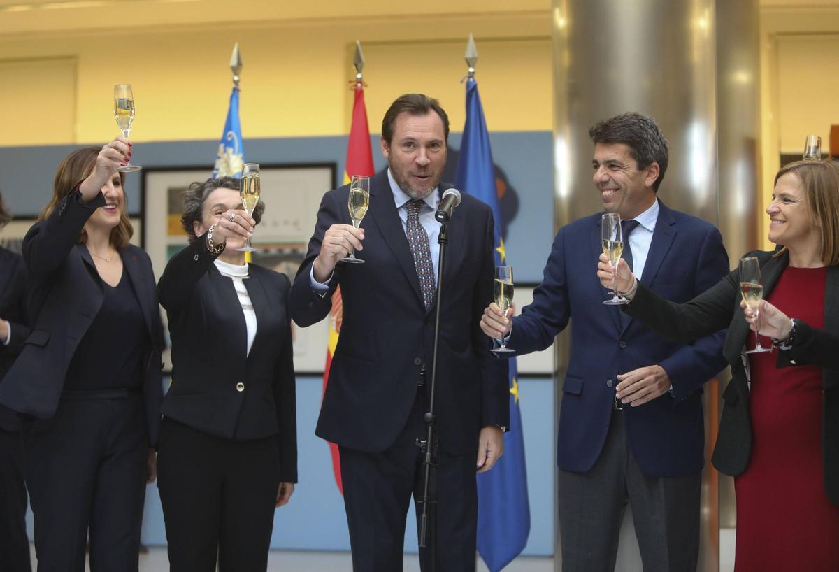 Mazón, Puente, Bernabé, Catalá y Chao brindan tras el anuncio de la luz verde a la ampliación del Puerto de Valencia.