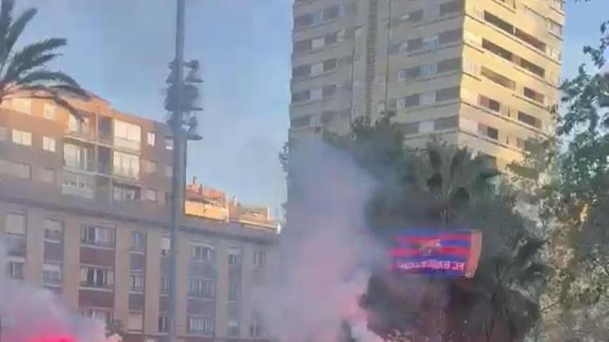 ¡Brutal! Cánticos, vengalas y marea azulgrana en la previa del Barça - Atlético