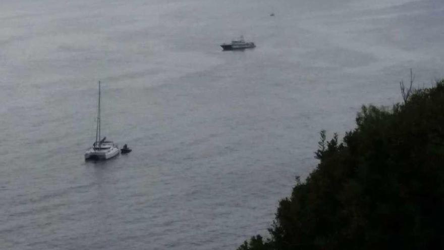 El catamarán en primer término y al fondo la patrullera de la Guardia Civil, ayer, en Beluso. // S.Álvarez