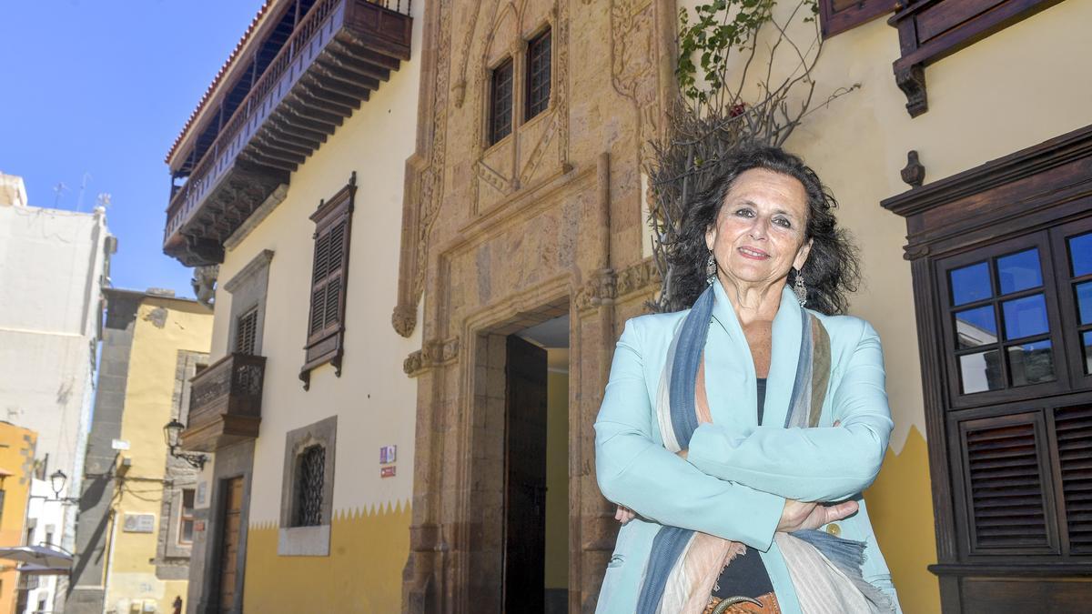 Elena Acosta, a las puertas de la Casa de Colón.