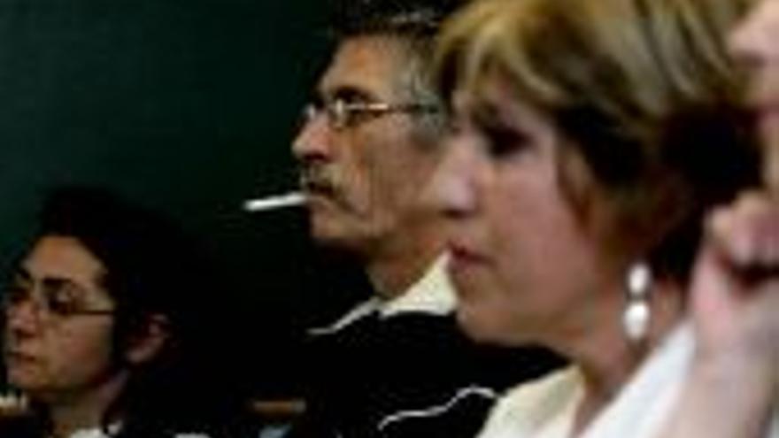 El psiquiátrico de Alcolea intenta que sus empleados dejen de fumar